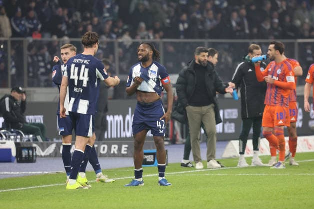 2. Fußball Bundesliga, Hertha BSC - Bielefeld; Linus Gechter (Hertha, 44) im Gespräch mit Deyovaisio Zeefuik (Hertha, 42), während der Begegnung in der 2. Fußball Bundesliga, Hertha BSC Berlin - Schalke 04, 17.01.2026 in Berlin, Olympiastadion. DFB regulations prohibit any use of photographs as image sequences and or quasi video.
