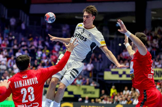 17.01.2026, Handball, Men s EHF EURO 2026, Deutschland - Serbien, Jyske Bank Boxen in Herning, Dänemark, Preliminary Round: Miro Schluroff (Germany 05) im Zweikampf gegen Aljosa Damjanovic (Serbien 23) Dänemark