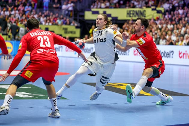 17.01.2026, Handball, Men s EHF EURO 2026, Deutschland - Serbien, Jyske Bank Boxen in Herning, Dänemark, Preliminary Round: Juri Knorr (Germany 15) im Zweikampf gegen Aljosa Damjanovic (Serbien 23) Uros Kojadinovic (Serbien 15) Dänemark