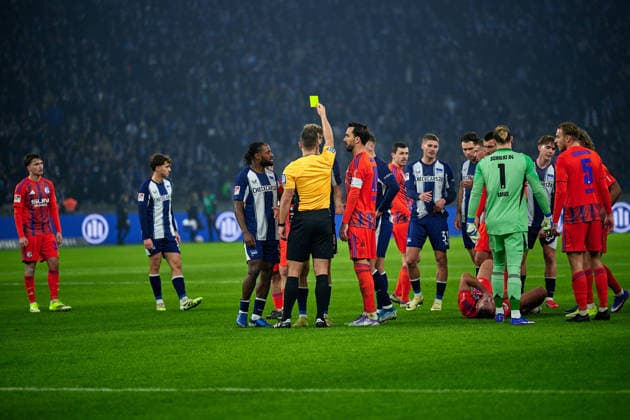Gelbe Karte fuer , Luca Schuler (Hertha BSC, 11), fuer Foul an Nikola Katic (FC Schalke 04, 25), GER, Hertha BSC vs. ,FC Schalke 04, 2. Bundesliga, Saison 2025 2026, 18. Spieltag, 17.01.2026 (DFL REGULATIONS PROHIBIT ANY USE OF PHOTOGRAPHS AS IMAGE SEQUENCES AND OR QUASI - VIDEO). GER, Hertha BSC vs. ,FC Schalke 04, 2. Bundesliga, Saison 2025 2026, 18. Spieltag, 17.01.2026 Berlin
