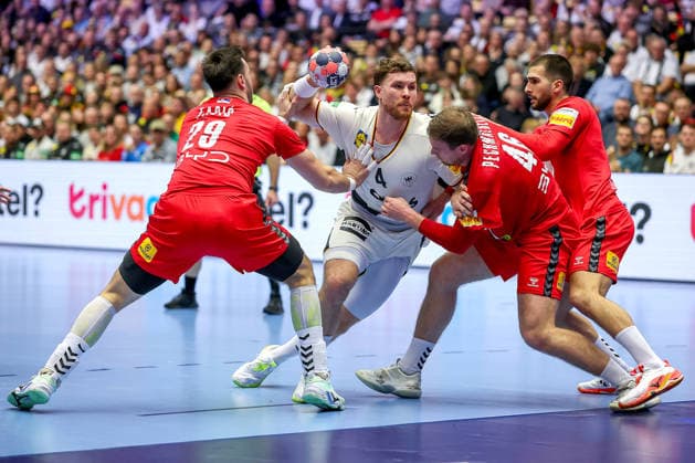 17.01.2026, Handball, Men s EHF EURO 2026, Deutschland - Serbien, Jyske Bank Boxen in Herning, Dänemark, Preliminary Round: Johannes Golla (Germany 04) im Zweikampf gegen Marko Tasic (Serbien 29) Dragan Pechmalbec (Serbien 46) Dänemark