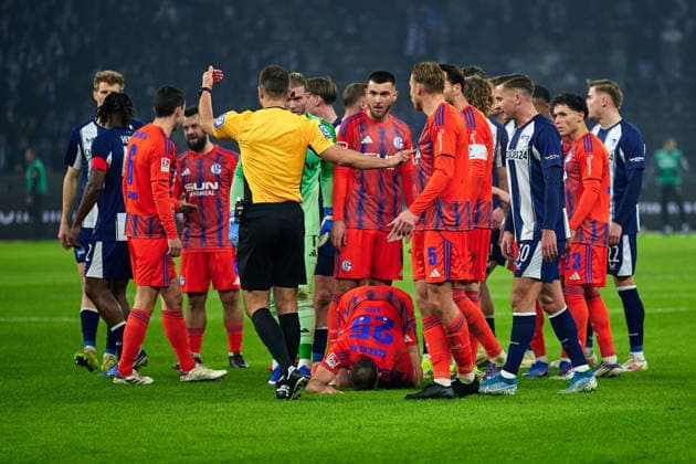 Gelbe Karte fuer , Luca Schuler (Hertha BSC, 11), fuer Foul an Nikola Katic (FC Schalke 04, 25), GER, Hertha BSC vs. ,FC Schalke 04, 2. Bundesliga, Saison 2025 2026, 18. Spieltag, 17.01.2026 (DFL REGULATIONS PROHIBIT ANY USE OF PHOTOGRAPHS AS IMAGE SEQUENCES AND OR QUASI - VIDEO). GER, Hertha BSC vs. ,FC Schalke 04, 2. Bundesliga, Saison 2025 2026, 18. Spieltag, 17.01.2026 Berlin