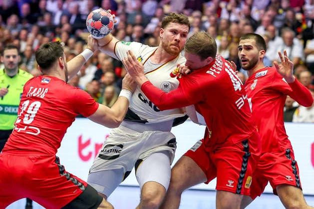 17.01.2026, Handball, Men s EHF EURO 2026, Deutschland - Serbien, Jyske Bank Boxen in Herning, Dänemark, Preliminary Round: Johannes Golla (Germany 04) im Zweikampf gegen Marko Tasic (Serbien 29) Dragan Pechmalbec (Serbien 46) Dänemark *** 17 01 2026, Handball, Men s EHF EURO 2026, Germany Serbia, Jyske Bank Boxing in Herning, Denmark, Preliminary Round Johannes Golla Germany 04 in duel against Marko Tasic Serbia 29 Dragan Pechmalbec Serbia 46 Denmark