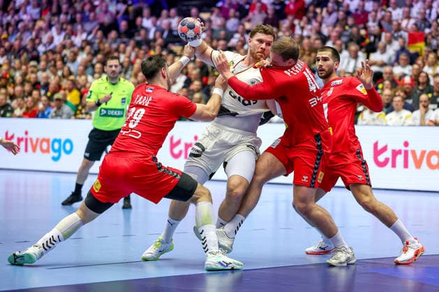 17.01.2026, Handball, Men s EHF EURO 2026, Deutschland - Serbien, Jyske Bank Boxen in Herning, Dänemark, Preliminary Round: Johannes Golla (Germany 04) im Zweikampf gegen Marko Tasic (Serbien 29) Dragan Pechmalbec (Serbien 46) Dänemark