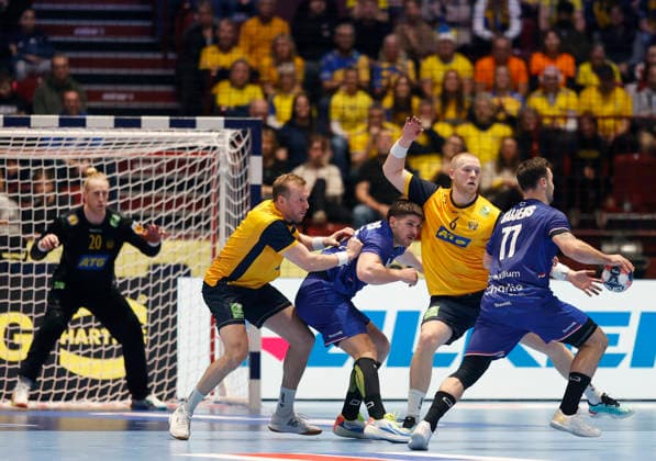 MALMÖ, SVERIGE 20260117 Sveriges Max Darj och Felix Möller mot Nederländernas spelare under gruppspelsmatchen i handbolls-EM mellan Sverige och Nederländerna i Malmö Arena, Malmö, Sverige, 17 januari, 2026. MALMÖ SVERIGE x10600x
