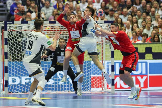 Serbien - Deutschland, EHF Handball EM 2026 Renars Uscins (Deutschland 23) wird von Dragan Pechmalbec (Serbien, 46) verteidigt. Links Julian Köster (Deutschland, 18). Handball EHF Europameisterschaft, Länderspiel zwischen Serbien und Deutschland am 17. Januar 2026 in Herning (Dänemark)., Herning Dänemark Jyske Bank Boxen