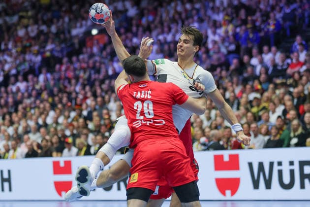 Serbien - Deutschland, EHF Handball EM 2026 Julian Köster (Deutschland, 18) gegen Marko Tasic (Serbien, 29). Handball EHF Europameisterschaft, Länderspiel zwischen Serbien und Deutschland am 17. Januar 2026 in Herning (Dänemark)., Herning Dänemark Jyske Bank Boxen