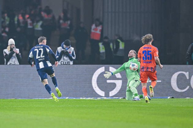 17.01.2026, Fussball, 2. Bundesliga, Saison 2025 2026, 18. Spieltag, Hertha BSC - FC Schalke 04, Marten Winkler (Hertha BSC), Torwart Loris Karius (FC Schalke 04) xRHR-FOTO YYx