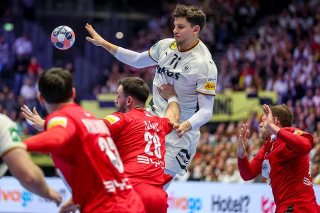 17.01.2026, Handball, Men s EHF EURO 2026, Deutschland - Serbien, Jyske Bank Boxen in Herning, Dänemark, Preliminary Round: Marko Grgic (Germany 71) im Zweikampf gegen Marko Tasic (Serbien 29) Dänemark