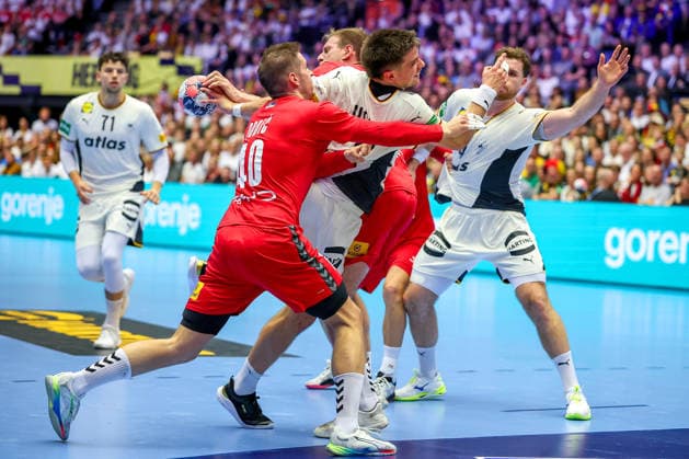 17.01.2026, Handball, Men s EHF EURO 2026, Deutschland - Serbien, Jyske Bank Boxen in Herning, Dänemark, Preliminary Round: Stefan Dodic (Serbien 40) im Zweikampf gegen Renars Uscins (Germany 23) Dänemark