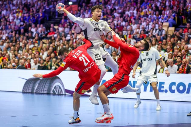 17.01.2026, Handball, Men s EHF EURO 2026, Deutschland - Serbien, Jyske Bank Boxen in Herning, Dänemark, Preliminary Round: Marko Grgic (Germany 71) im Zweikampf gegen Vanja Ilic (Serbien 21) Uros Kojadinovic (Serbien 15) Dänemark