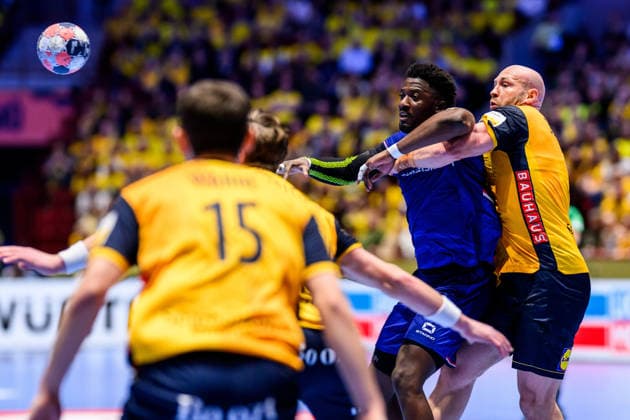 260117 Reinier Taboada of Netherlands and Oscar Bergendahl of Sweden during the EHF European Handball Championship handball match between Sweden and the Netherlands on January 17, 2026 in Malmö. handball handboll handball handbolls-em 2026 sverige sweden nederländerna netherlands ehf european handball championship sverige bbeng bbauto Copyright: MATHILDAxSCHULER BB260117MA231