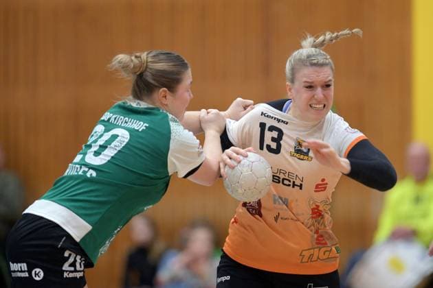 Luisa Krueger (SG 09 Kirchhof 20) (L) und Samira Brand (VfL Waiblingen 13) (am Ball) , GER, SG 09 Kirchhof - VfL Waiblingen, Handball, 2. Bundesliga Frauen, 14. Spieltag, Saison 2025 2026, 17.01.2026, GER, SG 09 Kirchhof - VfL Waiblingen, Handball, 2. Bundesliga Frauen, 14. Spieltag, Saison 2025 2026, {date Melsungen Copyright: xEibner-Pressefotox xRolandxSippelx EP_RSL