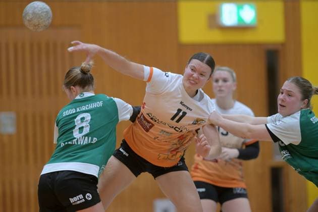 Lena Klinger (VfL Waiblingen 11) beim Wurf; Marie Sauerwald (SG 09 Kirchhof 8), Luisa Krueger (SG 09 Kirchhof 20) (R) , GER, SG 09 Kirchhof - VfL Waiblingen, Handball, 2. Bundesliga Frauen, 14. Spieltag, Saison 2025 2026, 17.01.2026, GER, SG 09 Kirchhof - VfL Waiblingen, Handball, 2. Bundesliga Frauen, 14. Spieltag, Saison 2025 2026, {date Melsungen Copyright: xEibner-Pressefotox xRolandxSippelx EP_RSL
