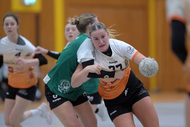 Maren Beatrice Keil (VfL Waiblingen 77) (am Ball), Marie Sauerwald (SG 09 Kirchhof 8) (L) , GER, SG 09 Kirchhof - VfL Waiblingen, Handball, 2. Bundesliga Frauen, 14. Spieltag, Saison 2025 2026, 17.01.2026, GER, SG 09 Kirchhof - VfL Waiblingen, Handball, 2. Bundesliga Frauen, 14. Spieltag, Saison 2025 2026, {date Melsungen Copyright: xEibner-Pressefotox xRolandxSippelx EP_RSL
