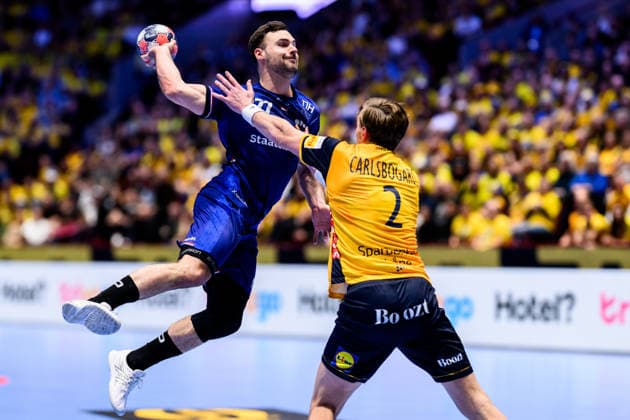 260117 Dani Baijens of Netherlands and Jonathan Carlsbogard of Sweden during the EHF European Handball Championship handball match between Sweden and the Netherlands on January 17, 2026 in Malmö. handball handboll handball handbolls-em 2026 sverige sweden nederländerna netherlands ehf european handball championship sverige bbeng bbauto Copyright: MATHILDAxSCHULER BB260117MA233