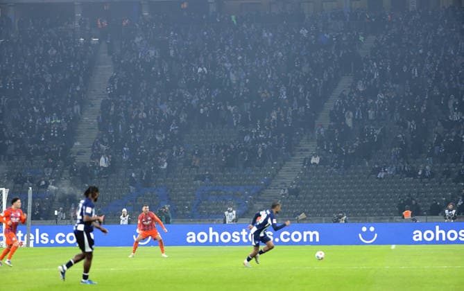 Block der Berliner ohne Ultras Ostkurve, leere Sitze Fußball Fussball DFL 2.Bundesliga Herren 18. Spieltag Saison 2025 2026 17.01.2026 Hertha BSC Berlin vs. FC Schalke 04 S04 DFL regulations prohibit any use of photographs as image sequences and or quasi-video