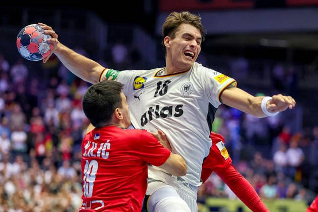 17.01.2026, Handball, Men s EHF EURO 2026, Deutschland - Serbien, Jyske Bank Boxen in Herning, Dänemark, Preliminary Round: Julian Köster (Germany 18) im Zweikampf gegen Nemanja Ilic (Serbien 19) Dänemark