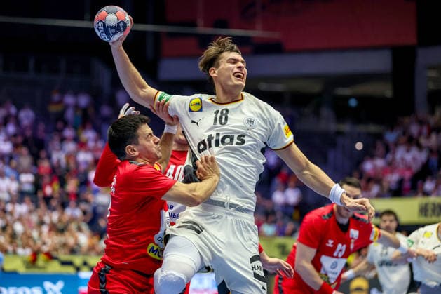 17.01.2026, Handball, Men s EHF EURO 2026, Deutschland - Serbien, Jyske Bank Boxen in Herning, Dänemark, Preliminary Round: Julian Köster (Germany 18) im Zweikampf gegen Nemanja Ilic (Serbien 19) Dänemark