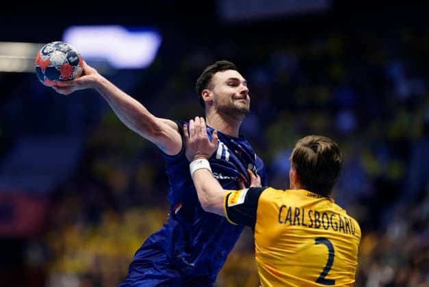 MALMÖ, SWEDEN 20260117 Netherland s Dani Baijens against Sweden s Jonathan Carlsbogard during the 2026 EHF European Men s Handball Championship (the EHF Euro 2026) match between Sweden and Netherlands, at Malmo Arena in Malmo, Sweden, on January 17, 2026. MALMÖ SWEDEN x10600x