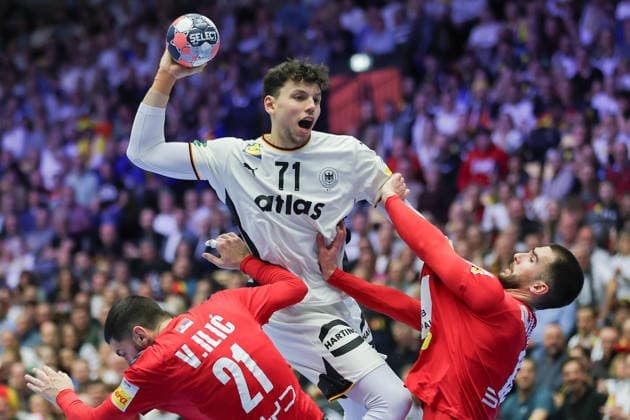 Serbien - Deutschland, EHF Handball EM 2026 Marko Grgic (Deutschland, 71) gegen Vanja Ilic (Serbien, 21) und Uros Kojadinovic (Serbien, 15). Handball EHF Europameisterschaft, Länderspiel zwischen Serbien und Deutschland am 17. Januar 2026 in Herning (Dänemark)., Herning Dänemark Jyske Bank Boxen