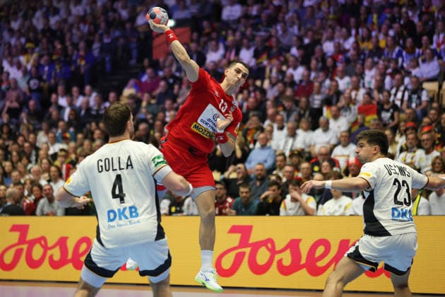 Serbien - Deutschland, EHF Handball EM 2026 Uros Borzas (Serbien, 13) wirft gegen die verteidigenden Johannes Golla (Deutschland, 4) und Renars Uscins (Deutschland 23). Handball EHF Europameisterschaft, Länderspiel zwischen Serbien und Deutschland am 17. Januar 2026 in Herning (Dänemark)., Herning Dänemark Jyske Bank Boxen