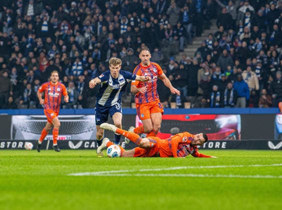 Fussball, Herren, Saison 2025 2026, 2. Bundesliga (18. Spieltag), Hertha BSC - FC Schalke 04, v.l. Luca Schuler (Hertha BSC), Hasan Kurucay (Schalke), Nikola Katic (Schalke), 17.01. 2026,