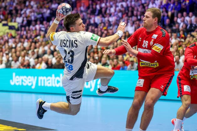 17.01.2026, Handball, Men s EHF EURO 2026, Deutschland - Serbien, Jyske Bank Boxen in Herning, Dänemark, Preliminary Round: Renars Uscins (Germany 23) wirft auf das Tor Dänemark