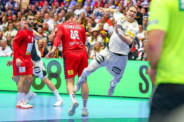 17.01.2026, Handball, Men s EHF EURO 2026, Deutschland - Serbien, Jyske Bank Boxen in Herning, Dänemark, Preliminary Round: Juri Knorr (Germany 15) wirft auf das Tor - Timeout verhindert das Tor Dänemark