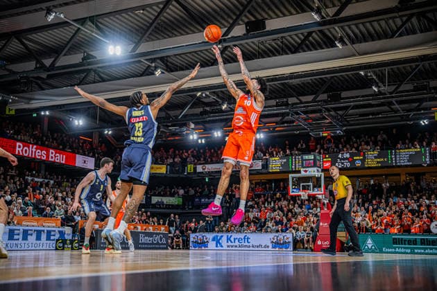 1. Basketball Bundesliga, easyCredit BBL, Saison 2025 2026, Herren, Hauptrunde, 16. Spieltag, 17.01.2026, RASTA Vechta - ALBA Berlin Tevin Brown ( 10 - RASTA Vechta) beim Jumpshot Vechta RASTA Dome Niedersachsen Deutschland