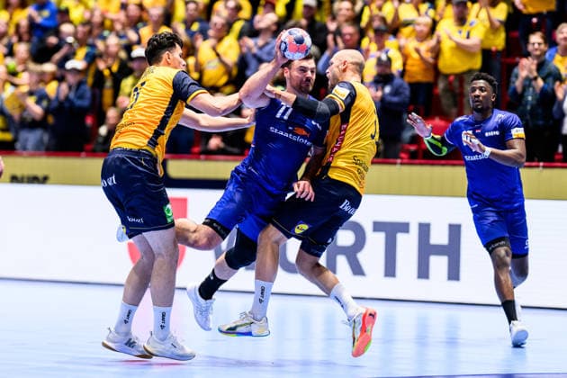 260117 Nikola Roganovic and Lukas Sandell of Sweden and Dani Baijens of Netherlands during the EHF European Handball Championship handball match between Sweden and the Netherlands on January 17, 2026 in Malmö. handball handboll handball handbolls-em 2026 sverige sweden nederländerna netherlands ehf european handball championship sverige bbeng bbauto Copyright: MATHILDAxSCHULER BB260117MA248