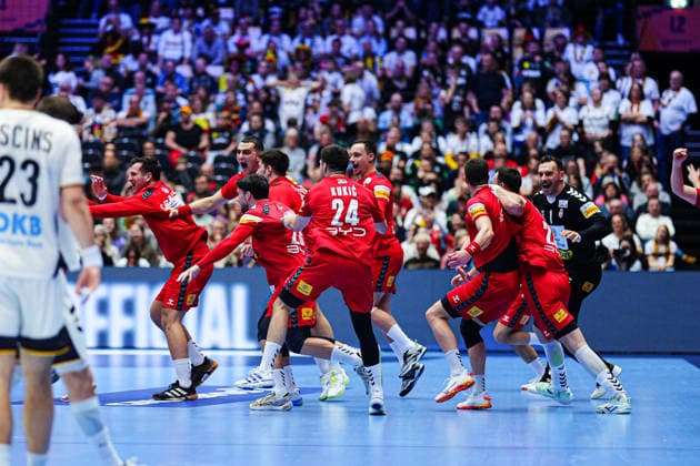 Serbien jubelt Jubel nach Sieg Spielende DEN, Serbien vs. Deutschland, Handball, EHF Europameisterschaft 2026, Gruppe A, Spieltag 2, 17.01.2026 DEN, Serbien vs. Deutschland, Handball, EHF Europameisterschaft 2026, Gruppe A, Spieltag 2, 17.01.2026 Herning Copyright: xEibner-Pressefoto MarcelxvonxFehrnx EP_MFN