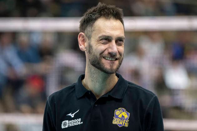 1.Volleyball Bundesliga -Saison 2025 2026 Cerebricks Volley Goats Mitteldeutschland vs.ASV Dachau Halle, Deutschland 17. Januar 2026: Im Bild:Trainer Christian Imhoff (Bitterfeld) lachend, laechelnd, gut gelaunt, grinst, grinsend, Halle Saale swh.Arena Sachsen-Anhalt Deutschland