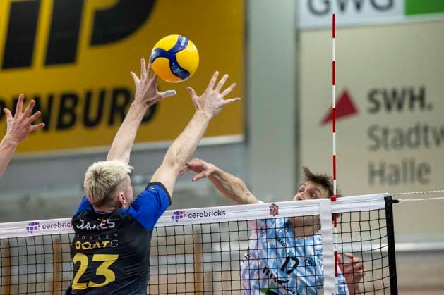 1.Volleyball Bundesliga -Saison 2025 2026 Cerebricks Volley Goats Mitteldeutschland vs.ASV Dachau Halle, Deutschland 17. Januar 2026: Im Bild:v.li.Samuel Schellenberg (Bitterfeld) und William Kuhns (Dachau) Halle Saale swh.Arena Sachsen-Anhalt Deutschland