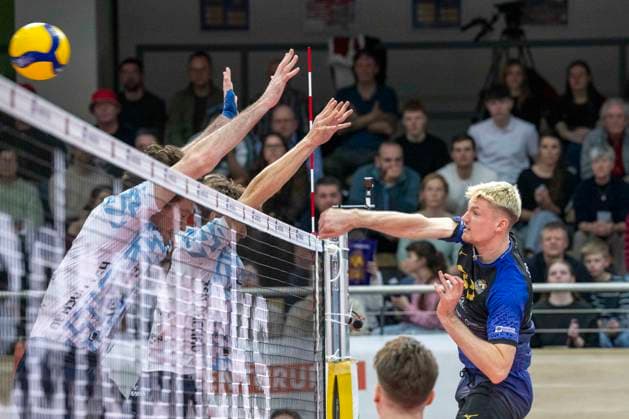 1.Volleyball Bundesliga -Saison 2025 2026 Cerebricks Volley Goats Mitteldeutschland vs.ASV Dachau Halle, Deutschland 17. Januar 2026: Im Bild:v.re.Samuel Schellenberg (Bitterfeld) Halle Saale swh.Arena Sachsen-Anhalt Deutschland