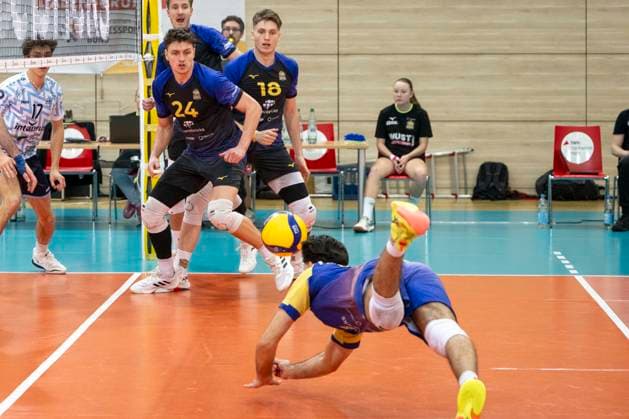 1.Volleyball Bundesliga -Saison 2025 2026 Cerebricks Volley Goats Mitteldeutschland vs.ASV Dachau Halle, Deutschland 17. Januar 2026: Im Bild:v.li.Clay Wieter (Bitterfeld), Dax Tompkins (Bitterfeld) und Arshia Feizollahi (Bitterfeld) mit Ball, Halle Saale swh.Arena Sachsen-Anhalt Deutschland