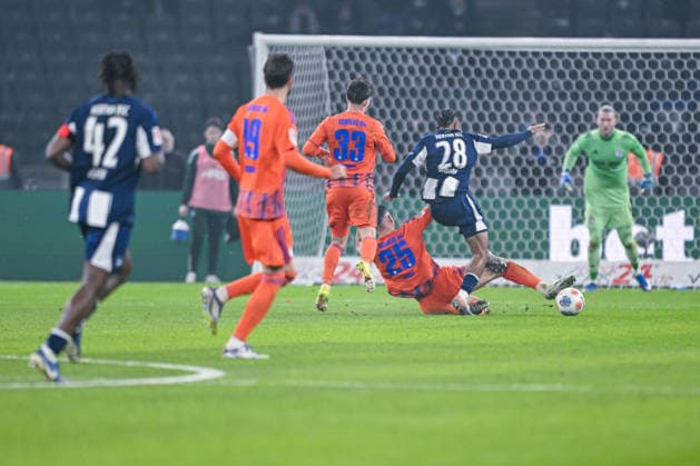 17.01.2026, Fussball, 2. Bundesliga, Saison 2025 2026, 18. Spieltag, Hertha BSC - FC Schalke 04, Nikola Katic (FC Schalke 04) rettet xRHR-FOTO YYx
