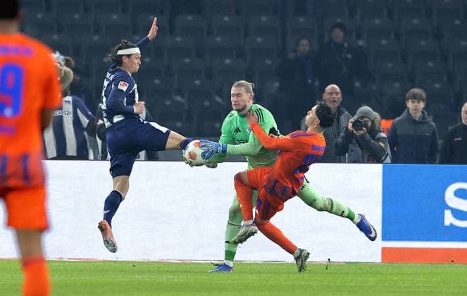 Fabian Reese, Torwart Loris Karius, Soufiane El Faouzi Zweikampf Spielszene Aktion Fußball Fussball DFL 2.Bundesliga Herren 18. Spieltag Saison 2025 2026 17.01.2026 Hertha BSC Berlin vs. FC Schalke 04 S04 DFL regulations prohibit any use of photographs as image sequences and or quasi-video