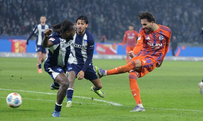 Deyovaisio Zeefuik, Kenan Karaman am Ball Zweikampf Spielszene Aktion Fußball Fussball DFL 2.Bundesliga Herren 18. Spieltag Saison 2025 2026 17.01.2026 Hertha BSC Berlin vs. FC Schalke 04 S04 DFL regulations prohibit any use of photographs as image sequences and or quasi-video