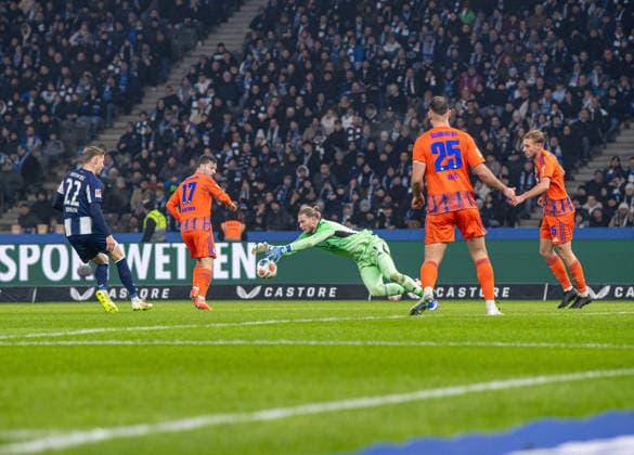 Fussball, Herren, Saison 2025 2026, 2. Bundesliga (18. Spieltag), Hertha BSC - FC Schalke 04, v.l. Marten Winkler (Hertha BSC), Adrian Gantenbein (Schalke), Torhüter Loris Karius (Schalke), Nikola Katic (Schalke), Timo Becker (Schalke), 17.01. 2026,