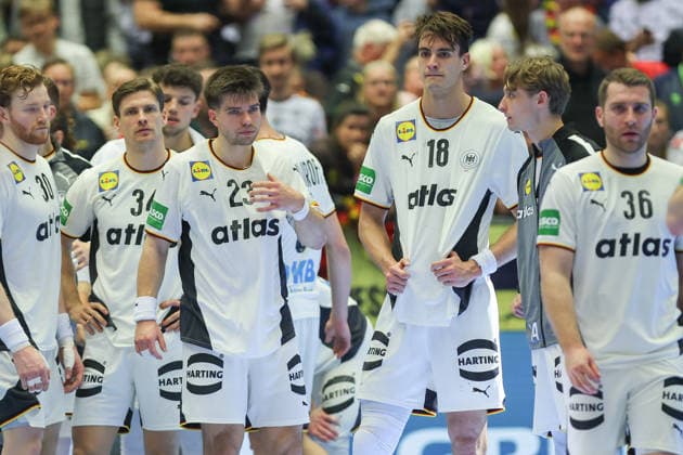 Serbien - Deutschland, EHF Handball EM 2026 Enttäuschung bei Renars Uscins (Deutschland 23) und Julian Köster (Deutschland, 18) und ihren Mitspielern nach der Niederlage. Handball EHF Europameisterschaft, Länderspiel zwischen Serbien und Deutschland am 17. Januar 2026 in Herning (Dänemark)., Herning Dänemark Jyske Bank Boxen