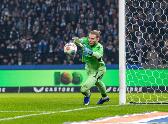 Fussball, Herren, Saison 2025 2026, 2. Bundesliga (18. Spieltag), Hertha BSC - FC Schalke 04, Torhüter Loris Karius (Schalke) pariert einen Schuss, 17.01. 2026,