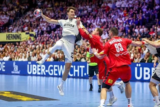 17.01.2026, Handball, Men s EHF EURO 2026, Deutschland - Serbien, Jyske Bank Boxen in Herning, Dänemark, Preliminary Round: Julian Köster (Germany 18) im Zweikampf gegen Stefan Dodic (Serbien 40) Mijajlo Marsenic (Serbien 93) Dänemark
