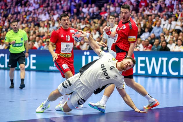 17.01.2026, Handball, Men s EHF EURO 2026, Deutschland - Serbien, Jyske Bank Boxen in Herning, Dänemark, Preliminary Round: Johannes Golla (Germany 04) im Zweikampf gegen Nemanja Ilic (Serbien 19) Mijajlo Marsenic (Serbien 93) Dänemark