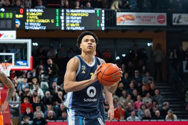 Spielaktion mit Jack Kayil (7; Alba Berlin) an der Freiwurflinie mit einem Wurf am 16. Spieltag der EasyCredit BBL. Jack Kayil (7; Alba Berlin) mit Wurf