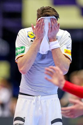 17.01.2026, Handball, Men s EHF EURO 2026, Deutschland - Serbien, Jyske Bank Boxen in Herning, Dänemark, Preliminary Round: Enttäuschte Gesichter nach der Niederlage von Deutschland gegen Serbien. Julian Köster (Germany 18) schlägt die Hände vor dem Gesicht zusammen Dänemark