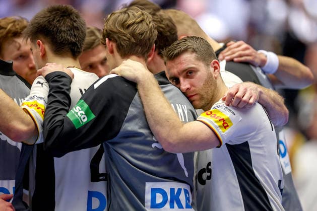 17.01.2026, Handball, Men s EHF EURO 2026, Deutschland - Serbien, Jyske Bank Boxen in Herning, Dänemark, Preliminary Round: Enttäuschte Gesichter nach der Niederlage von Deutschland gegen Serbien. Lukas Mertens (Germany 36) sichtlich Traurig beim mannschaftskreis mit Tränen in den Augen an der Schulter von Mathis Häseler (Germany 14) Dänemark *** 17 01 2026, Handball, Men s EHF EURO 2026, Germany Serbia, Jyske Bank Boxing in Herning, Denmark, Preliminary Round Disappointed faces after Germanys defeat against Serbia Lukas Mertens Germany 36 visibly sad at the team circle with tears in his eyes on the shoulder of Mathis Häseler Germany 14 Denmark