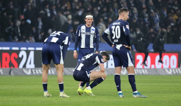 Herha Mannschaft enttäuscht nach Spielende Enttäuschung Fußball Fussball DFL 2.Bundesliga Herren 18. Spieltag Saison 2025 2026 17.01.2026 Hertha BSC Berlin vs. FC Schalke 04 S04 DFL regulations prohibit any use of photographs as image sequences and or quasi-video