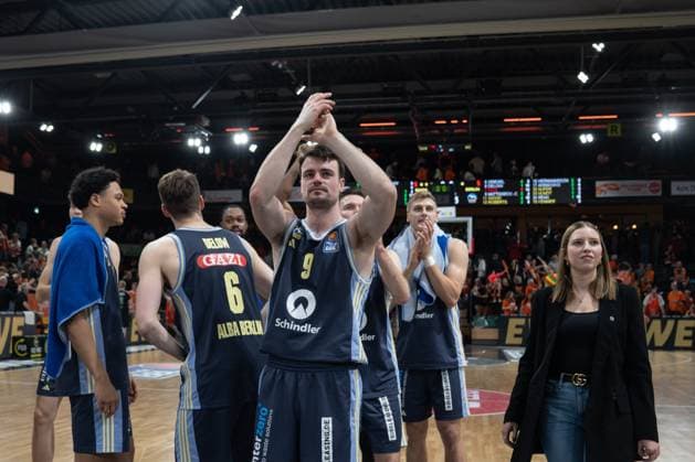 Szene mit Jonas Mattisseck (9, Alba Berlin) und Teamkollegen nach dem Spiel zum Sieg gegen RASTA Vechta am 16. Spieltag der EasyCredit BBL. Szene mit Jonas Mattisseck (9, Alba Berlin) und Teamkollegen nach dem Spiel