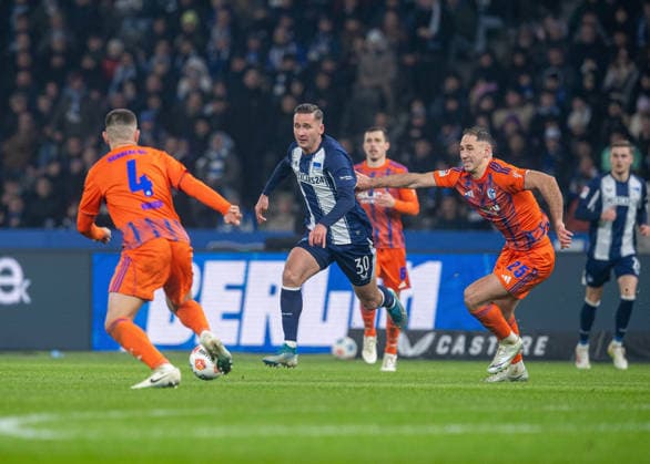 Fussball, Herren, Saison 2025 2026, 2. Bundesliga (18. Spieltag), Hertha BSC - FC Schalke 04, v.l. Hasan Kurucay (Schalke), Paul Seguin (Hertha BSC), Nikola Katic (Schalke), 17.01. 2026,